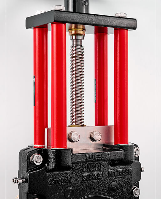 The robust metal yoke enables the optimal, simple assembly of mechanical or inductive limit switches. The yoke can be removed from one side. This makes it easier to access the mechanical parts.