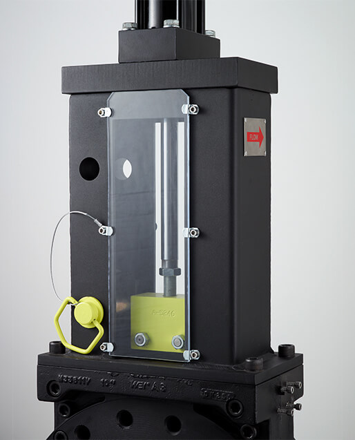 The robust metal yoke enables the optimal, simple assembly of mechanical or inductive limit switches. The yoke can be removed from one side. This makes it easier to access the mechanical parts.