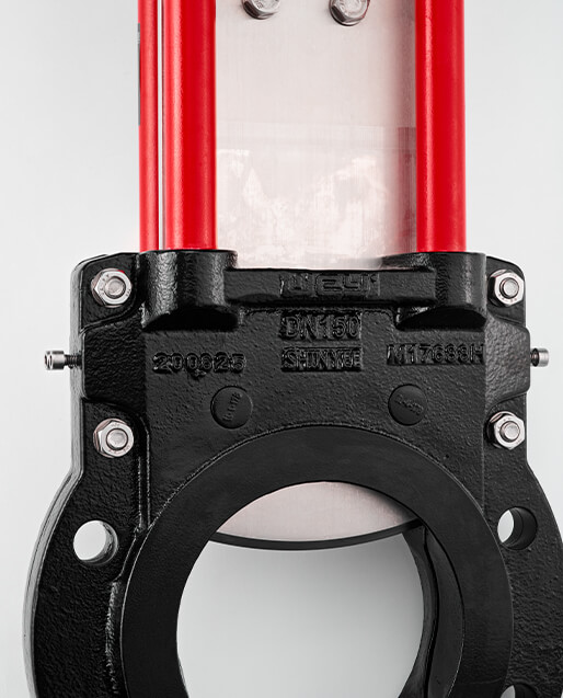 The robust metal yoke enables the optimal, simple assembly of mechanical or inductive limit switches. The yoke can be removed from one side. This makes it easier to access the mechanical parts.