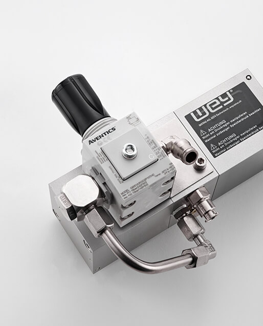 The robust metal yoke enables the optimal, simple assembly of mechanical or inductive limit switches. The yoke can be removed from one side. This makes it easier to access the mechanical parts.
