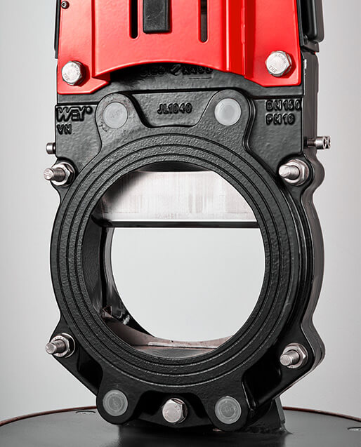 The robust metal yoke enables the optimal, simple assembly of mechanical or inductive limit switches. The yoke can be removed from one side. This makes it easier to access the mechanical parts.