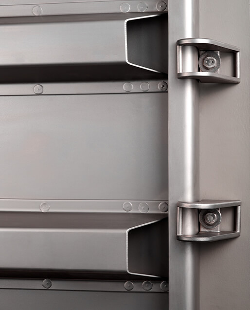 The robust metal yoke enables the optimal, simple assembly of mechanical or inductive limit switches. The yoke can be removed from one side. This makes it easier to access the mechanical parts.