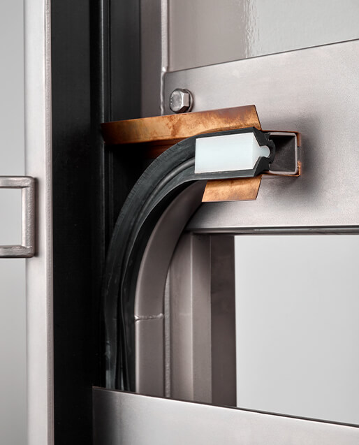 The robust metal yoke enables the optimal, simple assembly of mechanical or inductive limit switches. The yoke can be removed from one side. This makes it easier to access the mechanical parts.