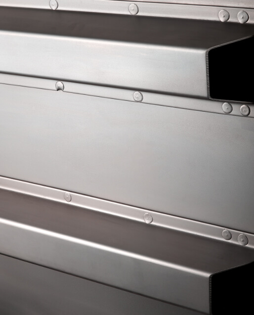 The robust metal yoke enables the optimal, simple assembly of mechanical or inductive limit switches. The yoke can be removed from one side. This makes it easier to access the mechanical parts.