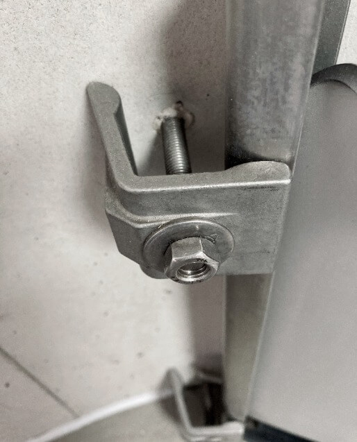 The robust metal yoke enables the optimal, simple assembly of mechanical or inductive limit switches. The yoke can be removed from one side. This makes it easier to access the mechanical parts.